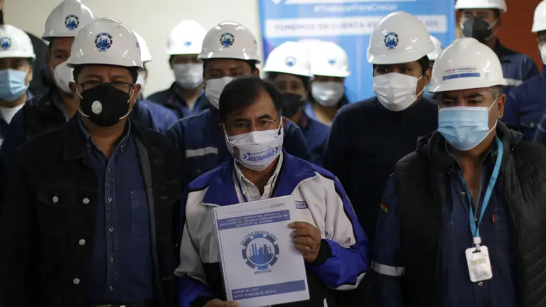 Trabajadores petroleros junto al candidato del MAS a la Gobernaci&oacute;n de Cochabamba.