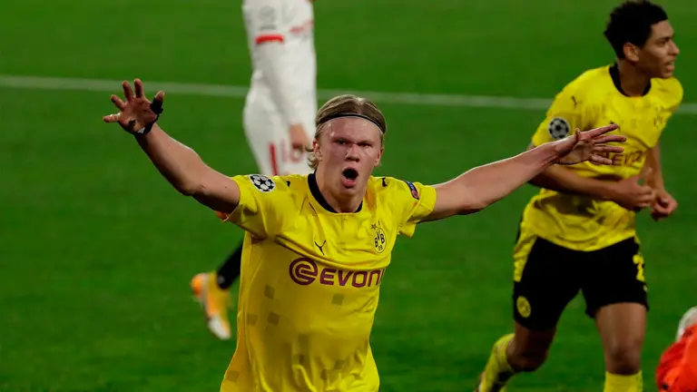 El delantero noruego del Borussia Dortmund Erling Haaland celebra tras marcar el 1-2 durante el encuentro de ida de octavos de final de Liga de Campeones entre Sevilla FC y Borussia Dortmund. EFE