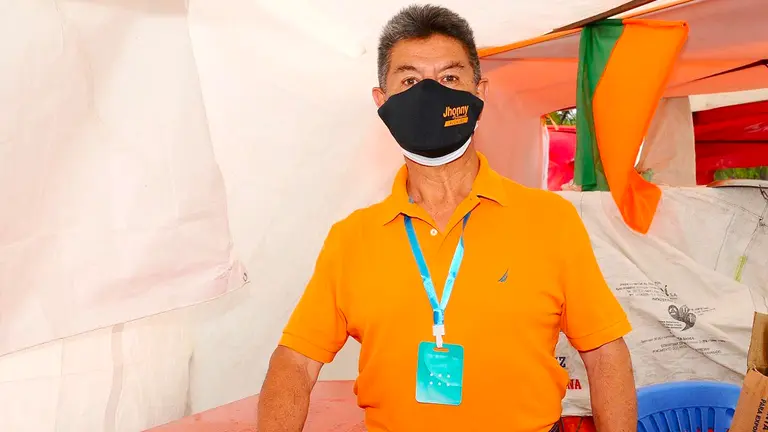 El candidato a la Alcaldía de Cochabamba por C-A, Jhonny Antezana, en un puesto de venta de la avenida Petrolera. NOÉ PORTUGAL