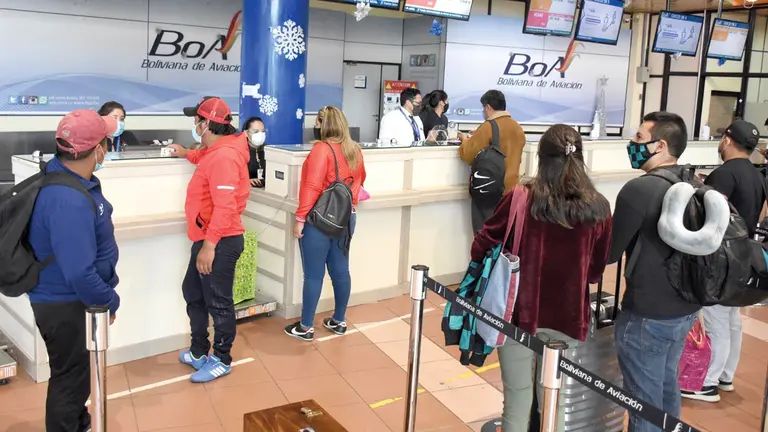Pasajeros en los mostradores que tienen las aerolíneas en el aeropuerto Jorge Wilstermann. DICO SOLÍS