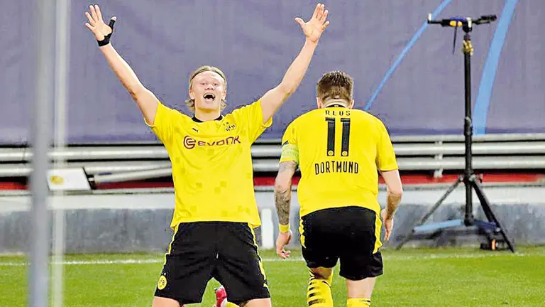 Erling Haaland (i), celebra uno de sus goles.  ARCHIVO EFE