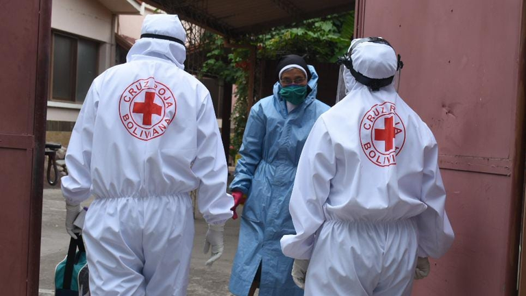 Personal de la Cruz Roja de Cochabamba brinda asistencia m&eacute;dica en el asilo San Jos&eacute;. DICO SOL&Iacute;S