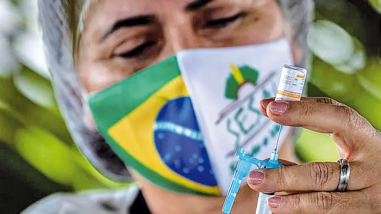 Una enfermera brasileña  prepara una dosis de la vacuna anticovid. EFE