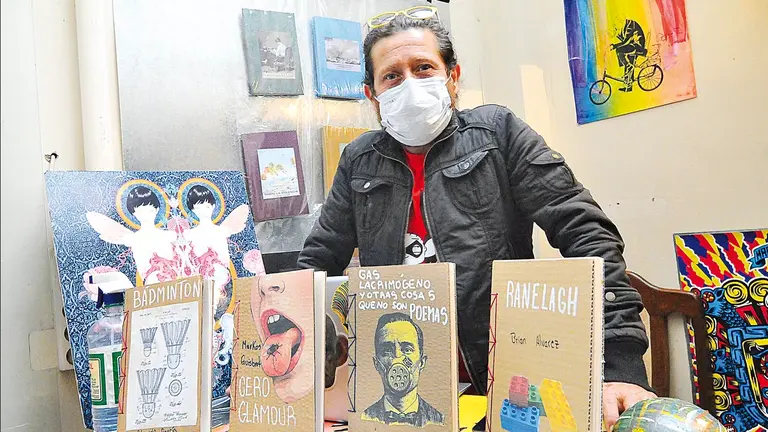 El poeta y editor Mauricio Gatica en la librería de Electrodependiente. NOÉ PORTUGAL