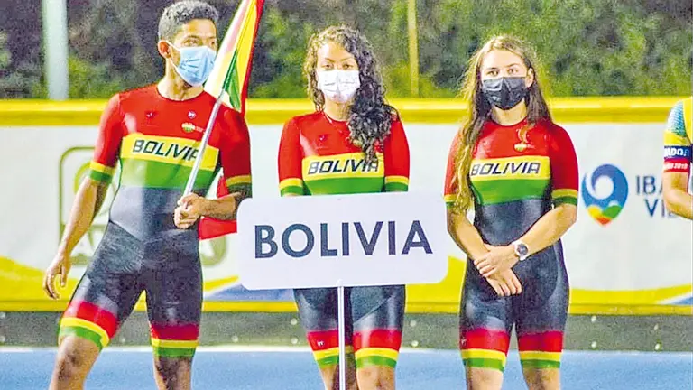 Génesis Castro (c), en el torneo de Ibagué. GÉNESIS CASTRO