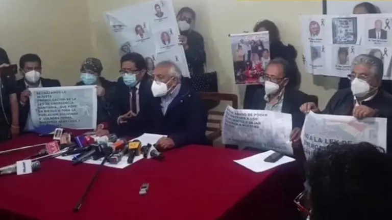 Un grupo de m&eacute;dicos paceños durante una conferencia de prensa.