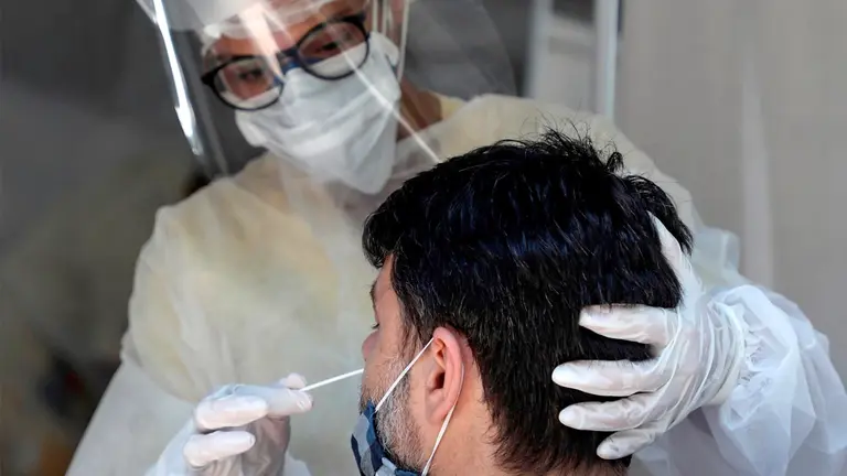 Personal médico le toma la prueba de coronavirus a un hombre, en São Gonçalo, estado de Río de Janeiro (Brasil). EFE