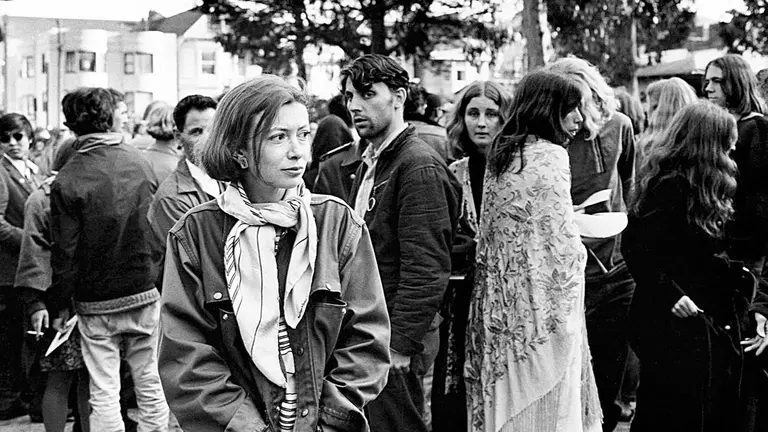 La escritora Joan Didion cubre una manifestación hippy en San Francisco, en 1967. TED STRESHINSKY (CORBIS- GETTY IMAGES)