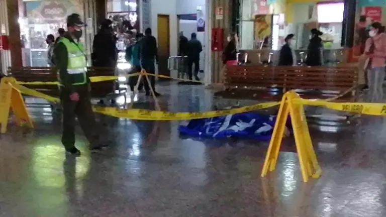 Mujer que falleci&oacute; al interior de la Terminal de Buses de Cochabamba. Prensa en im&aacute;genes.