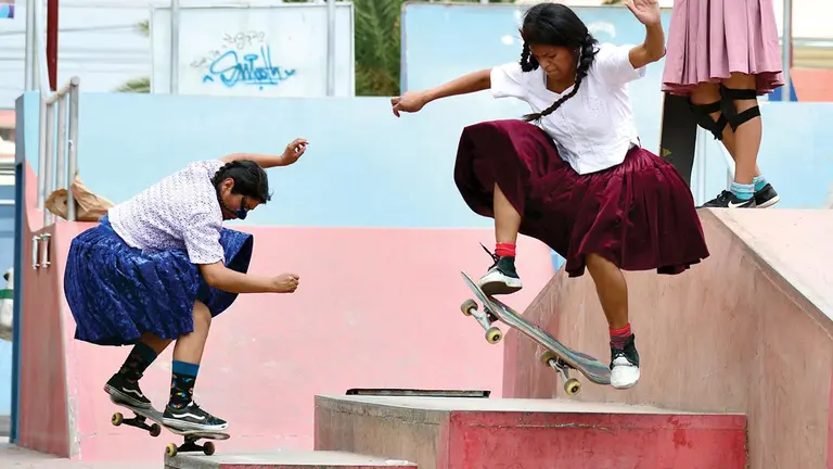 Dos mujeres del colectivo hacen gala de su dominio de la patineta. DICO SOLÍS