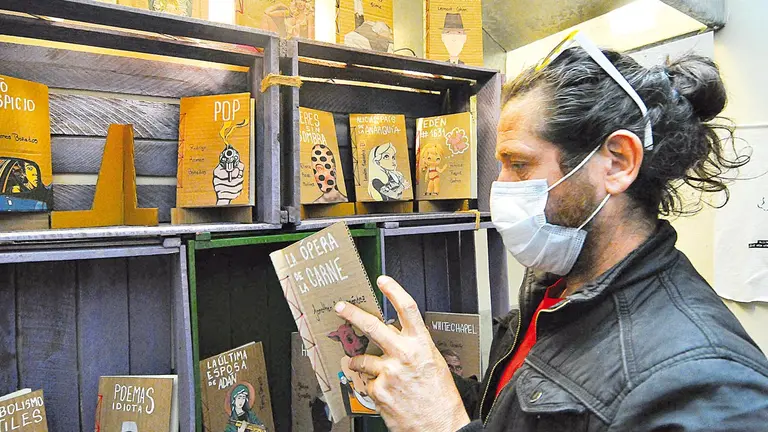 El librero y editor de Electrodependiente,  Mauricio Gatica, en la nueva tienda.  NOÉ PORTUGAL