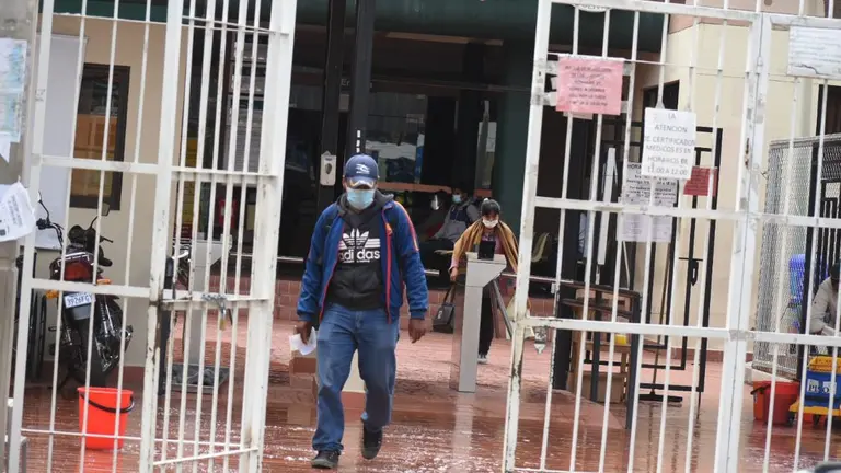 Ingreso al Hospital Viedma, en Cochabamba. Archivo