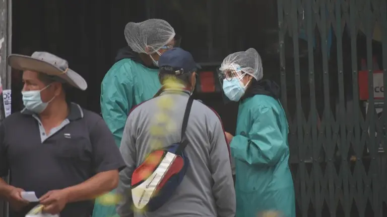 Personal de salud atiende en un centro m&eacute;dico en Cochabamba, el s&aacute;bado. DICO SOL&Iacute;S