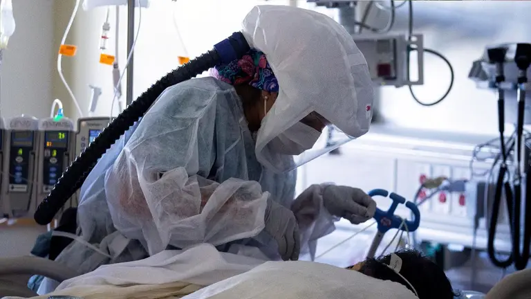 Una enfermera en una cl&iacute;nica en Estados Unidos cuidando a una paciente de coronavirus. EFE