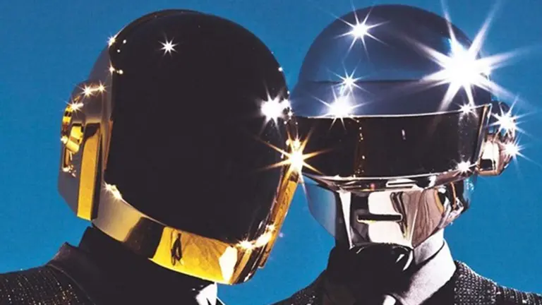 Fotograf&iacute;a del d&uacute;o frances Daft Punk para el disco Random Access Memories. Foto de Pitchfork publicada en el portal ABC