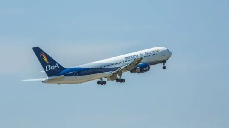 El avi&oacute;n de la empresa a&eacute;rea estatal, rumbo a Beijing. Redes