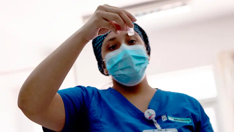 Una enfermera fue registrada al preparar una dosis de la vacuna china contra la covid-19 del laboratorio Sinovac, en un centro de vacunación de Santiago de Chile. EFE