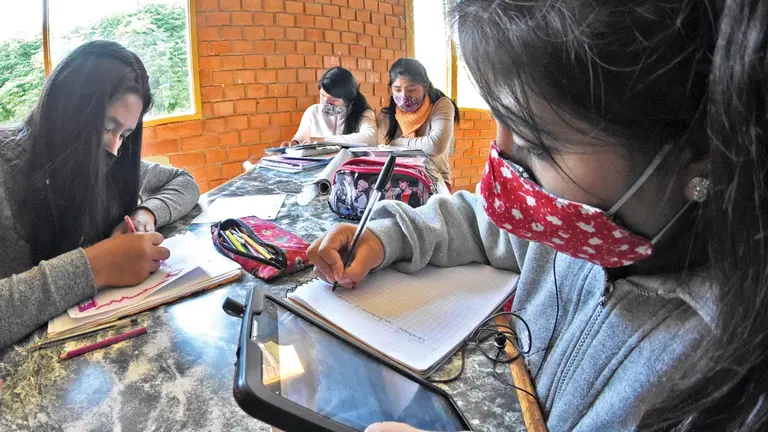 Un grupo de niñas usa dispositivos móviles para pasar clases virtuales. DICO SOLÍS