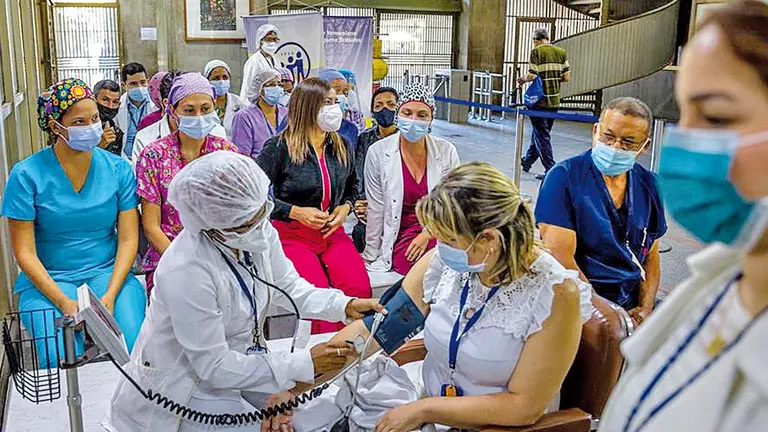Personal médico participa de una jornada de vacunación contra la COVID-19 en Venezuela. EFE