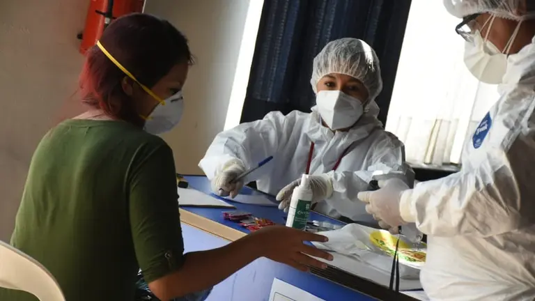 Una mujer accede a la prueba ant&iacute;geno-nasal, en la EMI. Dico Sol&iacute;s