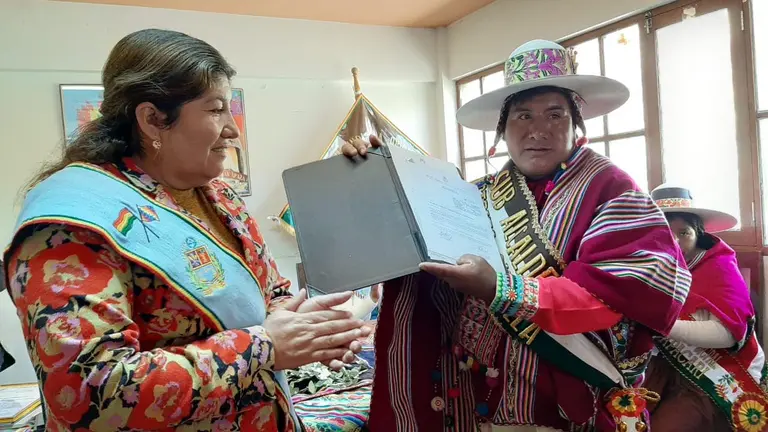 La gobernadora de Cochabamba, Esther Soria, junto a un alto dirigente de Ch'alla.