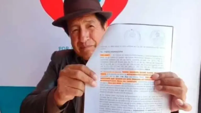 Rafael Quispe muestra la notificaci&oacute;n. Ox&iacute;geno