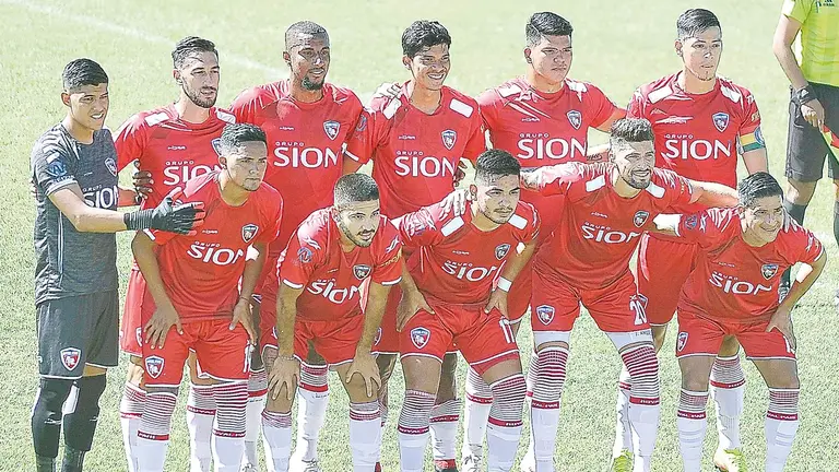 El plantel de Royal Pari, antes del match. APG