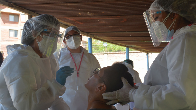 Personal m&eacute;dico realiza pruebas COVID a residentes del centro Cometa. GADC