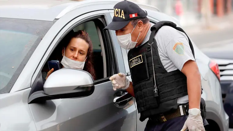 Un policía controla la circulación de personas autorizadas para transitar, en Lima (Perú). EFE
