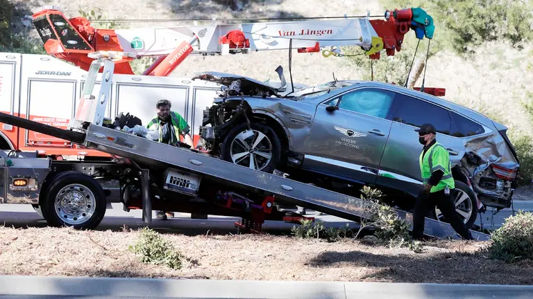 Un SUV Genesis GV80 conducido por el golfista estadounidense Tiger Woods se carga en un camión de plataforma después de ser retirado de una colina en el lugar de un accidente de un solo vehículo en Rancho Palos Verdes, California. EFE