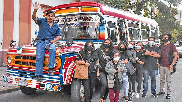 El chofer Johnny Rueta junto a los miembros del colectivo Tragaluz. DICO SOLÍS