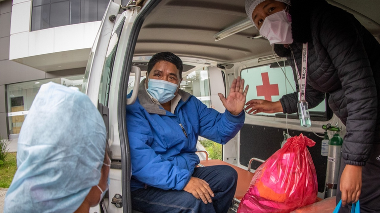 El paciente de 53 a&ntilde;os es trasladado a su domicilio tras m&aacute;s de un mes de internaci&oacute;n en el hospital del Norte, por COVID-19. GAMC