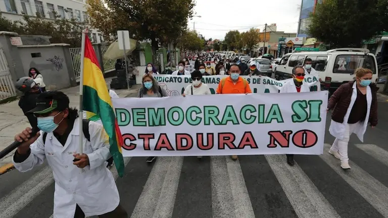 Una marcha de protesta del sector de salud, en La Paz. EFE