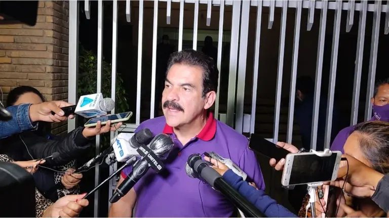 Manfred Reyes Villa en una rueda de prensa, la noche del viernes 26 de febrero. No&eacute; Portugal