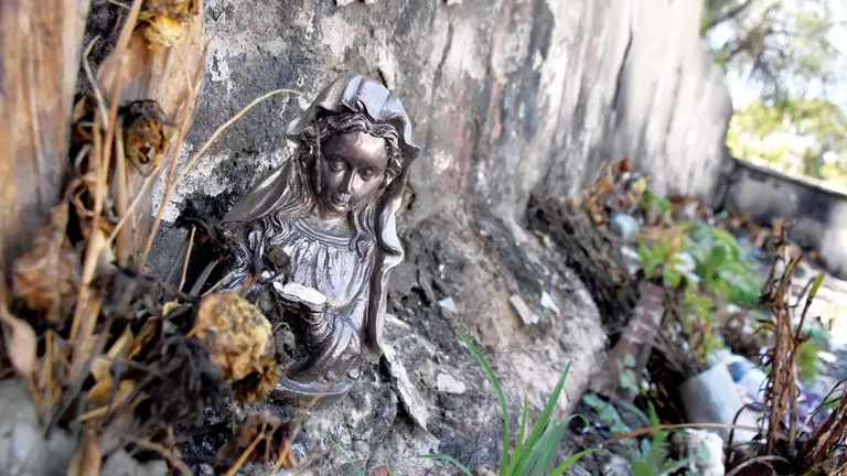 Una imagen religiosa desechada en el sector de Almas Olvidadas del Cementerio General.   DiCo Solís