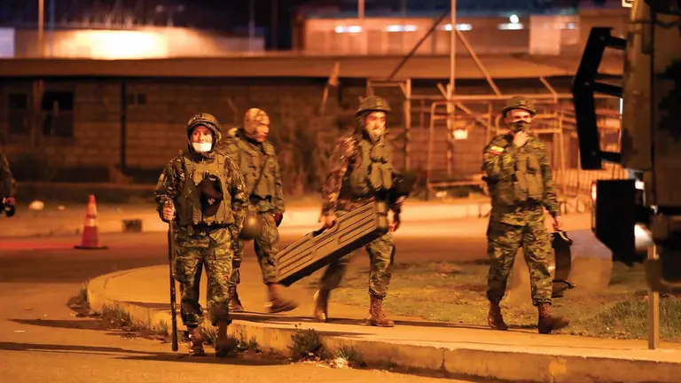 Militares custodian los exteriores de la cárcel de Latacunga (Ecuador).  EFE