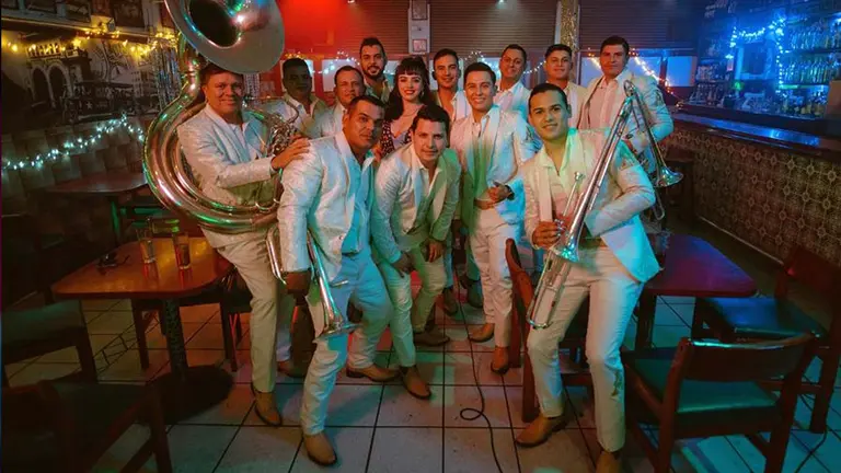 La cantante chilena Mon Laferte (c) mientras posa con los integrantes de la Arrolladora Banda Limón, en Ciudad de México.           FUENTE- EFE