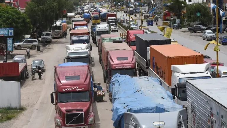 Los camiones con carga, estancados en la carretera hacia el occidente. Dico Sol&iacute;s