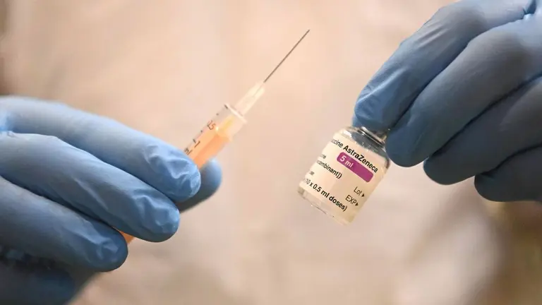 Imagen referencial de una vacuna de AstraZeneca. EFE