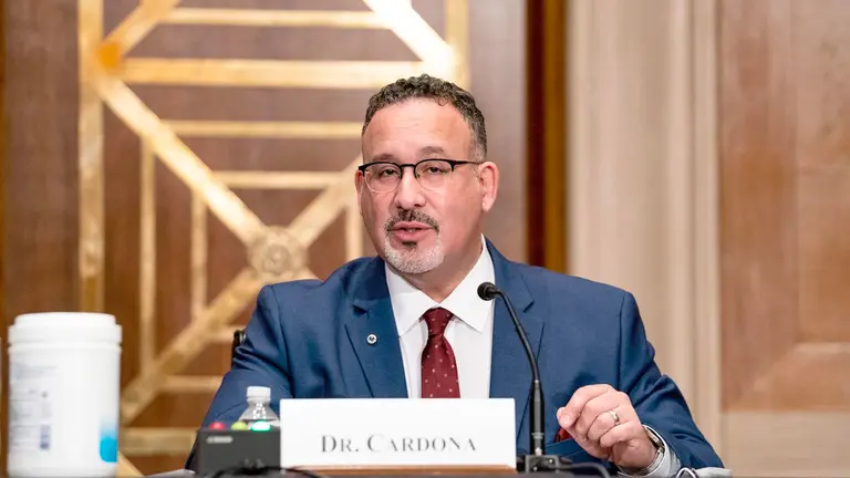 En la imagen, el secretario de Educación de EE.UU., Miguel A. Cardona. EFE