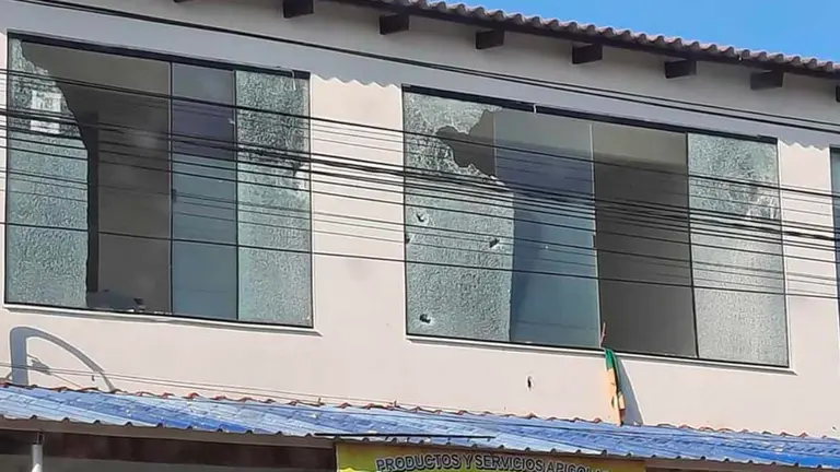 Destrozos dejados por el ataque del domingo. JULIA CALLE