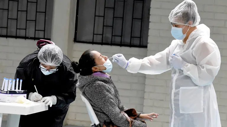 Personal médico realiza pruebas de coronavirus.  DICO SOLÍS