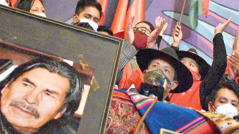 Santos Quispe, junto a sus seguidores de Jallalla. APG