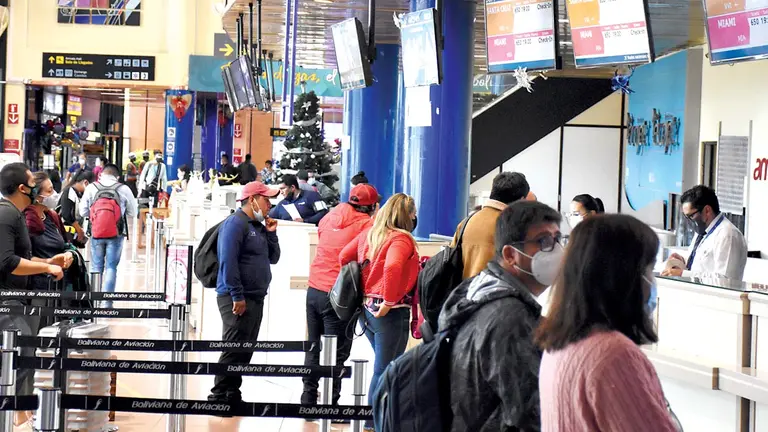 Pasajeros en el aeropuerto Jorge Wilstermann. DICO SOLÍS