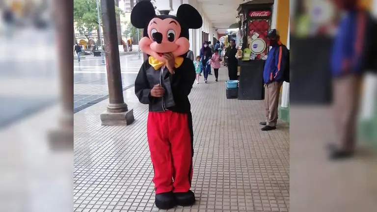 Armando es de d&iacute;a Mickey y de noche duerme en cajeros. Cortes&iacute;a
