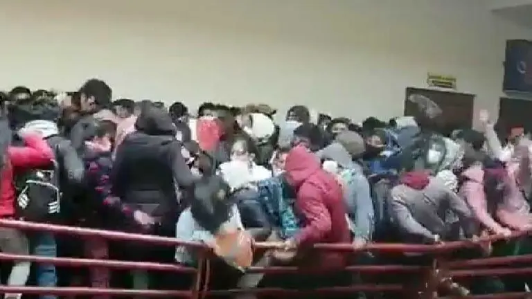 Momento en el que cede la baranda de la UPEA y los estudiantes sufren el accidente. CAPTURA