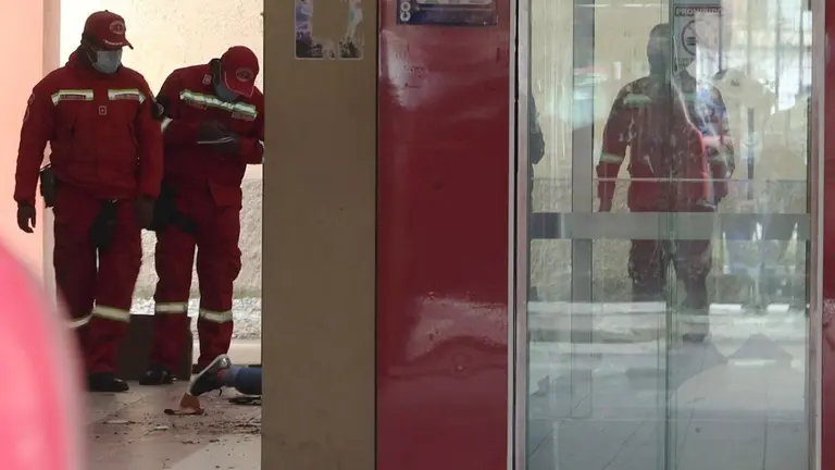 Personal de Bomberos realiza el levantamiento de los cad&aacute;veres. EFE .