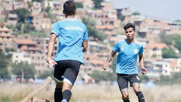 Viviani domina la pelota, en Aurora. OPINIÓN