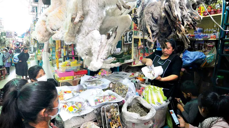 Puesto de venta de q'oas en el mercado La Pampa de Cochabamba. NOÉ PORTUGAL