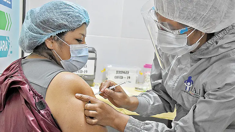 Un profesional médico recibe la vacuna contra el coronavirus COVID-19. DICO SOLÍS